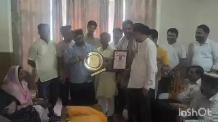 शाहपुर: उप मुख्य सचेतक केवल सिंह पठानिया ने नशा निवारण कमेटी के पदाधिकारियों को किया सम्मानित
