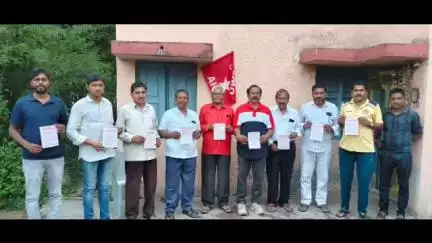 మంథని: జూన్ 17న కమాన్పూర్ మండల మహాసభను జయప్రదం చేయాలని కరపత్రాలను విడుదల చేసిన CPI శ్రేణులు
