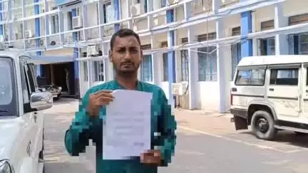 ইংরেজবাজার: কার্পেটের কাজ পেতে দিতে হবে কাটমানি,তাই কাট মানি নেওয়ার অভিযোগে প্রশাসনিক ভবনে ডিএমকে লিখিত অভিযোগ করল এক শ্রমিক