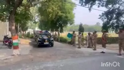 फिरोज़ाबाद: रिजर्व पुलिस लाइन पर परेड में एसएसपी सौरभ दीक्षित ने ली सलामी, डायल-112 को मिले तीन नए वाहन