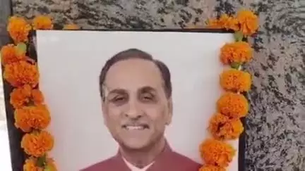 बुलंदशहर: नगर के भूतेश्वर मंदिर पर अहमदाबाद विमान हादसे में मारे गए लोगों को श्रीश्याम मित्र मंडल ने श्रद्धांजलि दी
