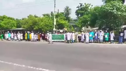 কোচবিহার ১: ওয়াকফ সংশোধনী আইনের প্রতিবাদে কোচবিহারে মানববন্ধন গড়ে তুলল নিরপেক্ষ প্রতিবাদী মঞ্চ
