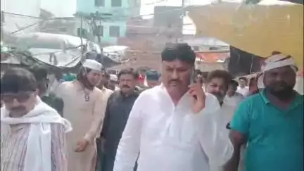 चौक में पीड़ित दुकानदारों से मिले सांसद अवधेश प्रसाद, दिया आश्वासन
