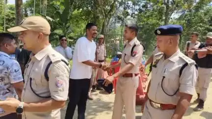 শিৱসাগৰ: ভটীয়াপাৰৰ অএনজিচিৰ ৰীগত হোৱা বিস্ফোৰণস্থলীত  পৰিদৰ্শন কৰে জিলা আৰক্ষী অধীক্ষক শুভ্ৰজ্যোতি বৰাই