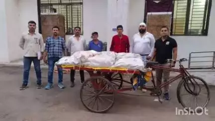 गोंदिया: जैन कुसल भवन जवळ हातठेल्यावर प्रतिबंधित केलेली 70 किलो पॉलिथिन 36 हजार चा माल जप्त, शहर पोलिसांची कामगिरी
