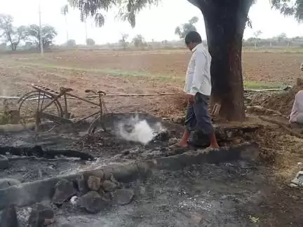 आज मुरली का पुरा गांव में आकाशीय बिजली गिरने से किसान हाकिम सिंह कुशवाह खेत पर बनी झोपड़ी में लगी आग समान चल कर खाक