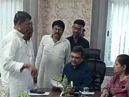 चास: बोकारो ज़िला 20 सूत्री उपाध्यक्ष के नेतृत्व में प्रतिनिधिमंडल ने बोकारो उपायुक्त से मुलाकात की