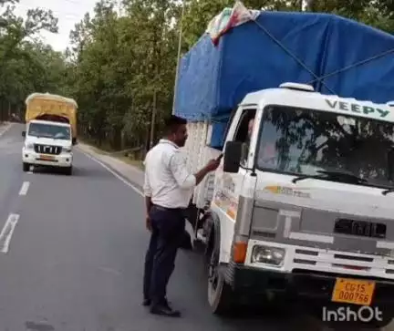 बलरामपुर: जिले में यातायात पुलिस की ताबड़तोड़ कार्रवाई, एक ही दिन में 521 वाहनों से वसूला कुल ₹252900 समन शुल्क