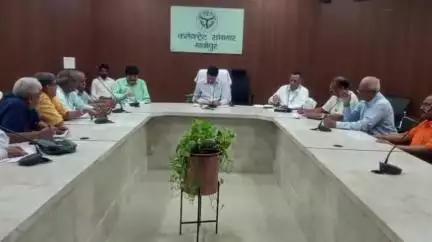 गाज़ीपुर: कलेक्ट्रेट सभागार में रेड क्रॉस सोसाइटी की वैधता पर मंथन, DM ने समिति की वैधता व नवीन सदस्यता की मांगी जानकारी