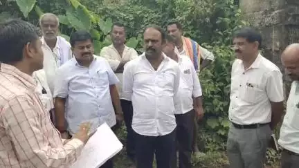 ಮದ್ದೂರು: ಅಣ್ಣೂರು ಗ್ರಾಮದಲ್ಲಿ ರಸ್ತೆಯ ಮೇಲ್ಬಾಗದಲ್ಲಿ ಹಾಕಲಾಗಿದ್ದ ಸೂಳೆಕೆರೆ ನಾಲಾ ಪೈಪ್ಲೈನ್ನ್ನು ಅಧಿಕಾರಿಗಳೊಂದಿಗೆ ಪರಿಶೀಲಿಸಿದ ಶಾಸಕ ಕೆ.ಎಂ ಉದಯ್