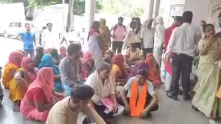 फर्रुखाबाद: याकूतगंज के लापता युवक के परिजनों ने फतेहगढ़ कलेक्ट्रेट में किया हंगामा, ज्ञापन डीएम को सौंपा