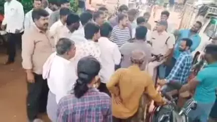 జహీరాబాద్: గురుజువాడలో వ్యవసాయ శాఖ అధికారులు రైతుల మధ్య వాగ్వాదం
