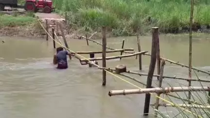 রামপুরহাট ২: মাড়গ্রামে দ্বারকা নদীতে শুরু হল বাঁশের তৈরি অস্থায়ী সেতুর কাজ, খুশি সাধারণ মানুষ