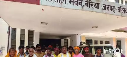बैरिया: फिरंगी टोला के ग्रामीणों ने बैरिया तहसील में बिजली के लिए किया प्रदर्शन