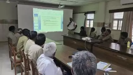 కడప: రోడ్డు భద్రతపై ఆర్టీసీ డ్రైవర్లకు అవగాహన కల్పించిన కడప ట్రాఫిక్ సిఐ జావిద్