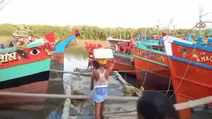 মথুরাপুর ২: আগামীকাল থেকে গভীর সমুদ্রে পাড়ি দেবেন মৎস্যজীবীরা মাছ ধরার উদ্দেশ্যে তা নিয়ে বার্তা দিলেন মৎস্যজীবী সংগঠনের সেক্রেটারি