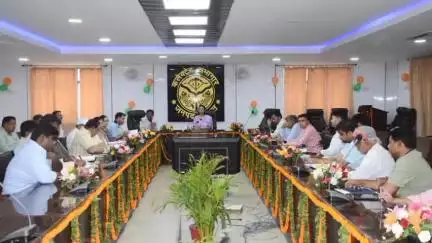 बागपत: DM ने कलेक्ट्रेट सभागार में अहम मुद्दों को लेकर की समीक्षा बैठक