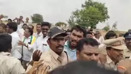 గద్వాల్: పుటాన్ పల్లి గ్రామంలో కాంగ్రెస్ పార్టీ నాయకులు బిఆర్ఎస్ పార్టీ నాయకుల మధ్య తోపులాట