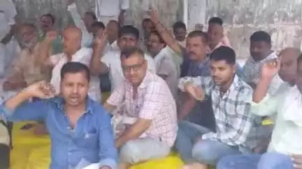 मुशहरी: नौ सूत्री मांगों के समर्थन में फेयर प्राइस डीलर्स एसोसिएशन ने कलेक्ट्रेट में धरना दिया