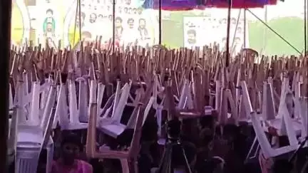 పెద్దపల్లి: మంత్రుల పర్యటనలో కుర్చీలను గొడుగులుగా మార్చుకున్న ప్రజలు