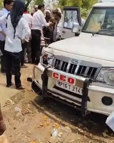 बिजावर: बिजावर में CEO की बुलेरो ने चाट ठेले को टक्कर मारी, 15 वर्षीय दुकानदार घायल