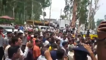 पांवटा साहिब: माजरा में युवती के अपहरण के मामले में लोगों को शांत करने पहुंचे डीएसपी और एसडीएम ने दिया आश्वासन