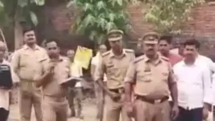 मनकापुर: मनकापुर पुलिस ने नाबालिग को भगाने के मामले में फरार आरोपी के घर पर कोर्ट के आदेश पर चस्पा किया नोटिस