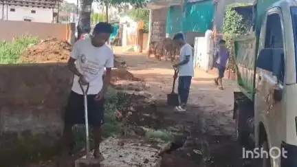जशपुर: बारिश से पहले जशपुर शहर के वार्डों में नाली सफाई अभियान में आई तेजी, सफाईकर्मी नालियों से कचरा निकालने में जुटे