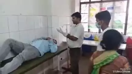 देवघर: कुंडा थाना क्षेत्र के पांडे दुकान के पास डंपर की चपेट में आने से बाइक चालक गंभीर रूप से घायल