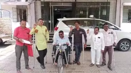 धुळे: बच्चूभाऊ कडू यांच्या अन्नत्याग आंदोलनाला धुळ्यात पाठिंबा, धुळे जिल्हाधिकाऱ्यांना निवेदन