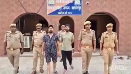 तुलसीपुर: तुलसीपुर पुलिस ने बेशकीमती खैर की लकड़ी चोरी से संबंधित 2 नफर वांछित अभियुक्तों को शीतलापुर से किया गिरफ्तार