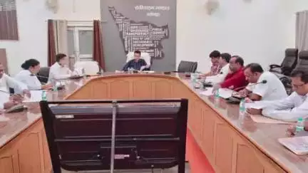 गोंडा: मण्डलायुक्त सभागार में मंडलायुक्त ने अटल आवासीय विद्यालय की मंडल स्तरीय अनुश्रवण समिति की बैठक कर संबंधित को दिए निर्देश