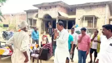 मनकापुर: BJP MLA प्रभात वर्मा ने ग्राम पंचायत बकुई पहुंचकर भाजपा कार्यकर्ता के पिता की मौत पर व्यक्त की शोक संवेदना