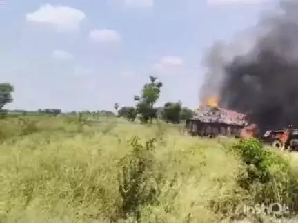 खानपुर: पुरुषोत्तमपुर अन्नू वार्ड 13 में बिजली विभाग की लापरवाही से किसान का ट्रैक्टर और अनाज जलकर खाक