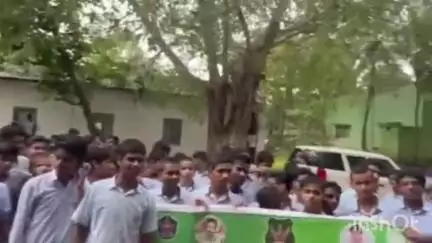 విజయనగరం: పట్టణంలోని తోటపాలెంలో విద్యార్థులకు చట్టాలపై అవగాహన కల్పించిన 1వ పట్టణ సీఐ శ్రీనివాసరావు