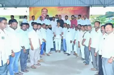 గద్వాల్: మండలంలోని పలు గ్రామాల లబ్ధిదారులకు సీఎం సహాయనిధి చెక్కులను పంపిణీ చేసిన ఎమ్మెల్యే బండ్ల కృష్ణ మోహన్ రెడ్డి