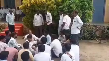 ಬಸವನ ಬಾಗೇವಾಡಿ: ಹೂವಿನ ಹಿಪ್ಪರಗಿ ಗ್ರಾಮ ಪಂಚಾಯಿತಿಗೆ ಬೀಗ ಜಡೆದು ಗ್ರಾಮಸ್ಥರಿಂದ ಬೃಹತ್ ಪ್ರತಿಭಟನೆ
