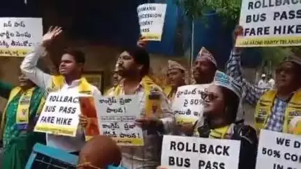 హిమాయత్ నగర్: విద్యార్థుల బస్సు పాసుల ధరల పెంపును వ్యతిరేకిస్తూ ఆమ్ ఆద్మీ పార్టీ నేతలు బస్సు భవన్ వద్ద ధర్నా