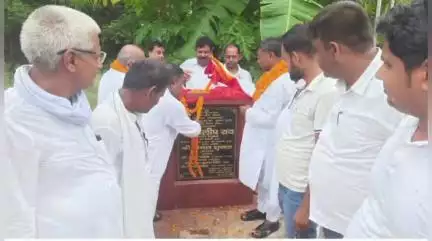 पुपरी: सुरसंड के मैदान टोला में नवनिर्मित सड़क का उद्घाटन विधायक दिलीप राय ने किया