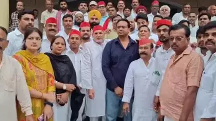 अमरोहा: पूर्व मुख्यमंत्री मुलायम सिंह पर अभद्र टिप्पणी से भड़के सपाई, डीएम और एसपी को सौंपा ज्ञापन, डॉक्टर पर कार्रवाई की मांग