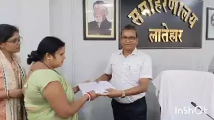 लातेहार: उपायुक्त ने समाहरणालय सभागार में महिला दीदियों के बीच निःशुल्क नेत्र जांच सर्वे के लिए किट वितरण किया