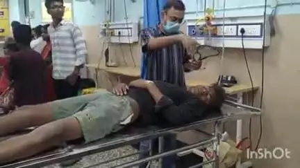 आरा: कोईलवर गांव के समीप ताड़ के पेड़ गिरने से युवक घायल, आरा सदर अस्पताल में कराया गया भर्ती