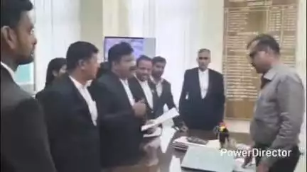 ಚಾಮರಾಜನಗರ: ವಿವಿಧ ಬೇಡಿಕೆಗಳ ಈಡೇರಿಕೆಗೆ ಒತ್ತಾಯಿಸಿ ನಗರದಲ್ಲಿ ವಕೀಲರ ಆಗ್ರಹ