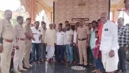 ವಿಜಯಪುರ: ನಗರದಲ್ಲಿ ಸಾರ್ವಜನಿಕರಿಗೆ ಸಿಸಿಟಿವಿ ಅಳವಡಿಕೆ ಜಾಗೃತಿ ನೀಡಿದ ಪೊಲೀಸ್ ಅಧಿಕಾರಿಗಳು