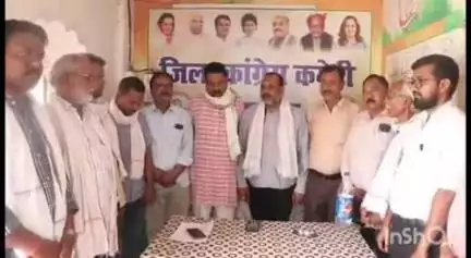 प्रतापगढ़: सिविल लाइन स्थित कांग्रेस कार्यालय में अहमदाबाद प्लेन क्रैश में मारे गए यात्रियों के लिए आयोजित की गई शोकसभा