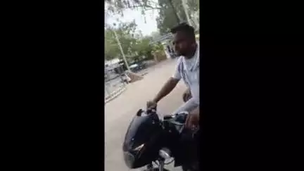 ललितपुर: ललितपुर शहर में एक हथकड़ी लगाए आरोपी ने दो पुलिसकर्मियों को पल्सर बाइक पर पीछे बिठाकर चलाया, वीडियो हुआ वायरल