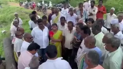 గుడివాడలో చంద్రయ్య డ్రైన్ పరివాహక పంట పొలాల్లో రైతుల సమస్యలు అడిగి తెలుసుకున్న ఎమ్మెల్యే రాము