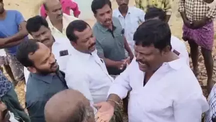 శింగనమల: నిదనవాడ గ్రామంలో పెన్నా నదిలో అక్రమంగా ఇసుకను తరలిస్తున్న టిప్పర్లను అడ్డుకున్న గ్రామస్తులు మాటల యుద్ధం