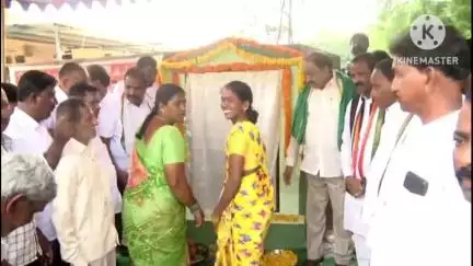 కూసుమంచి: కోయచలక గ్రామంలో  నాట్ల కంటే ముందే రైతుల బ్యాంకు ఖాతాలో రైతు భరోసా జమ వ్యవసాయ శాఖ  మంత్రి తుమ్మల నాగేశ్వరరావు