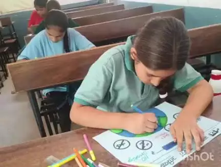 दतिया नगर: शासकीय कन्या हाईस्कूल में नशा मुक्ति पर चित्रकला प्रतियोगिता, बच्चों ने बनाए चित्र